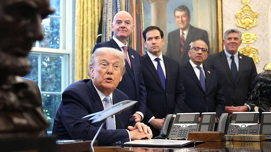 安迪·伯纳姆称詹尼·因凡蒂诺是领导国际足联的"错误人选"